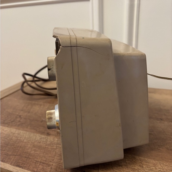 Vintage Magnavox AM Clock Radio Tube MARDI GRAS 1960s Beige For Parts or Repair - Picture 5 of 9